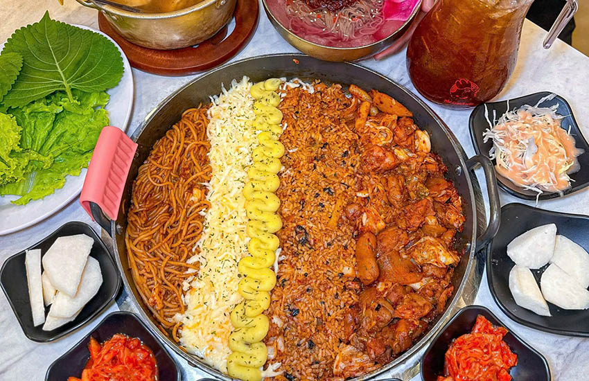 Mr. Dakgalbi Vincom Royal City – Gà xào phô mai, sánh mịn kéo sợi! 