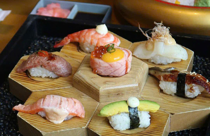 Từng miếng sushi tại Takumi như một câu chuyện kể về biển cả, được trình bày đẹp mắt trên đĩa gỗ