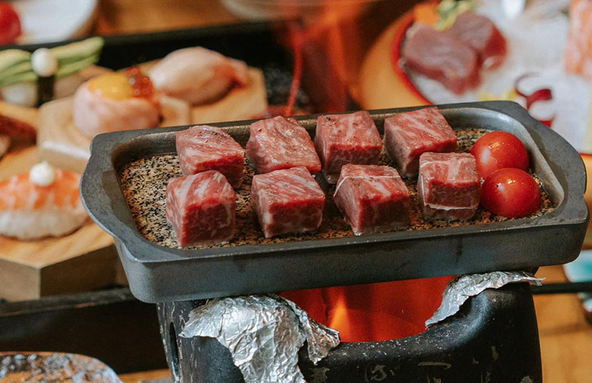 Hada Sushi rất chú trọng trong việc lựa chọn nguyên liệu tươi sống, đảm bảo chất lượng 