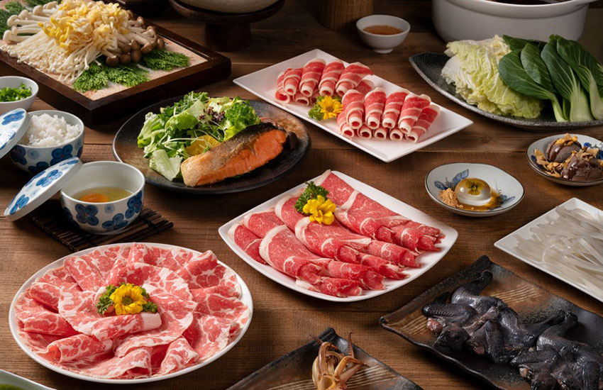 Bàn tiệc đa dạng với thịt bò, cá hồi nướng và rau tươi tại Ashima