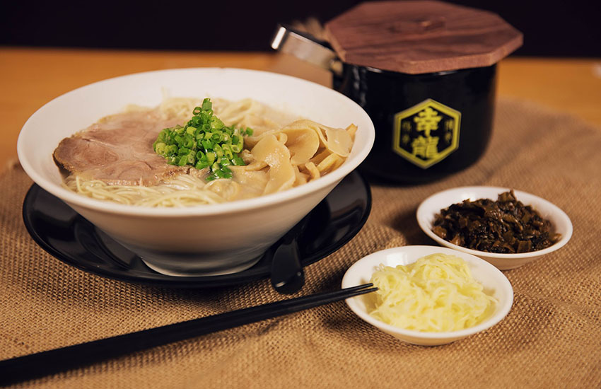 Ramen tonkotsu với nước dùng kem béo được nấu từ xương heo