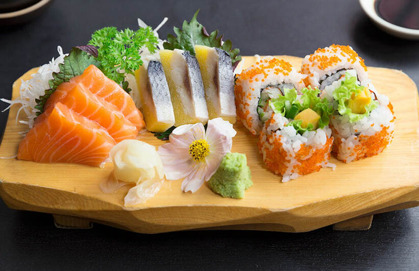 Thưởng thức sự tinh tế của sashimi tươi ngon, được bài trí đẹp mắt trên khay thuền tại Taiyou Maguro