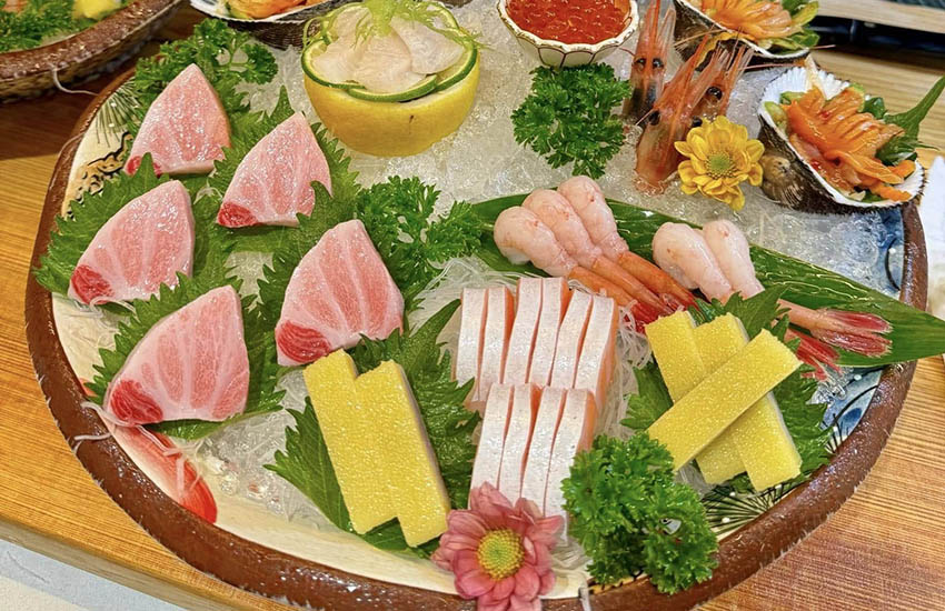 Thực đơn nhà hàng Momiji phong phú với các món ăn truyền thống Nhật