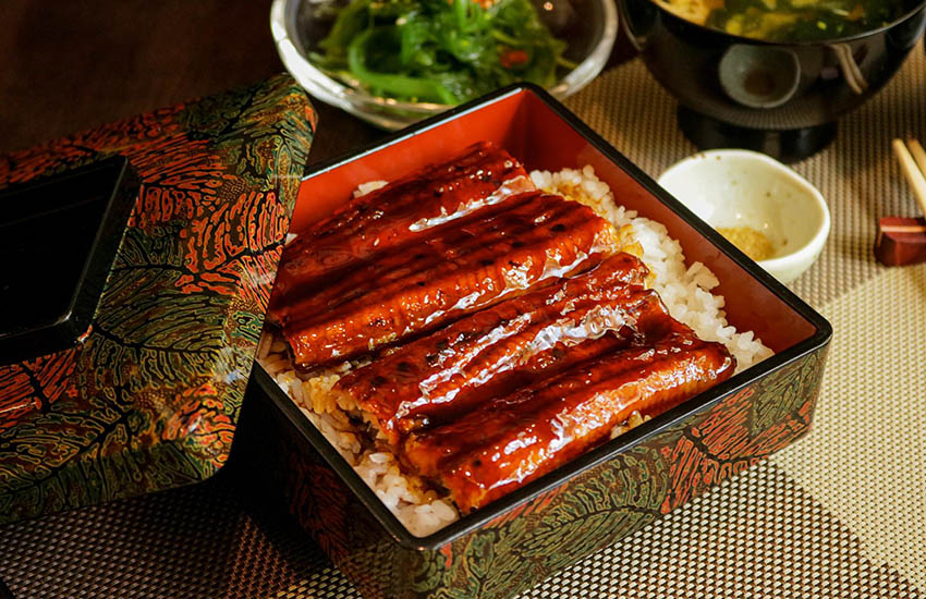 Unagi Don được trình bày tinh tế trong hộp bento trang trí hoa văn