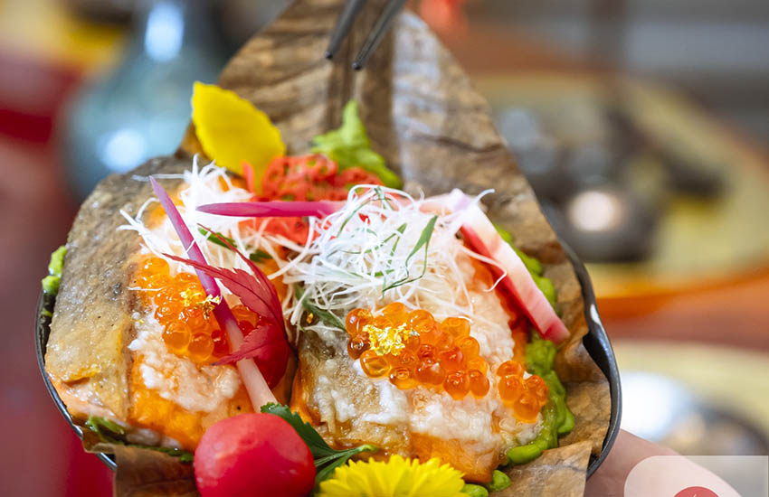 Từng miếng cá hồi tươi rói, được chế biến tinh xảo, mang đến trải nghiệm ẩm thực Nhật Bản đích thực