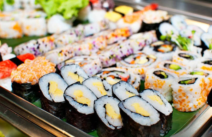 Kichi Kichi nổi tiếng với lẩu băng truyền và các món ăn Nhật 