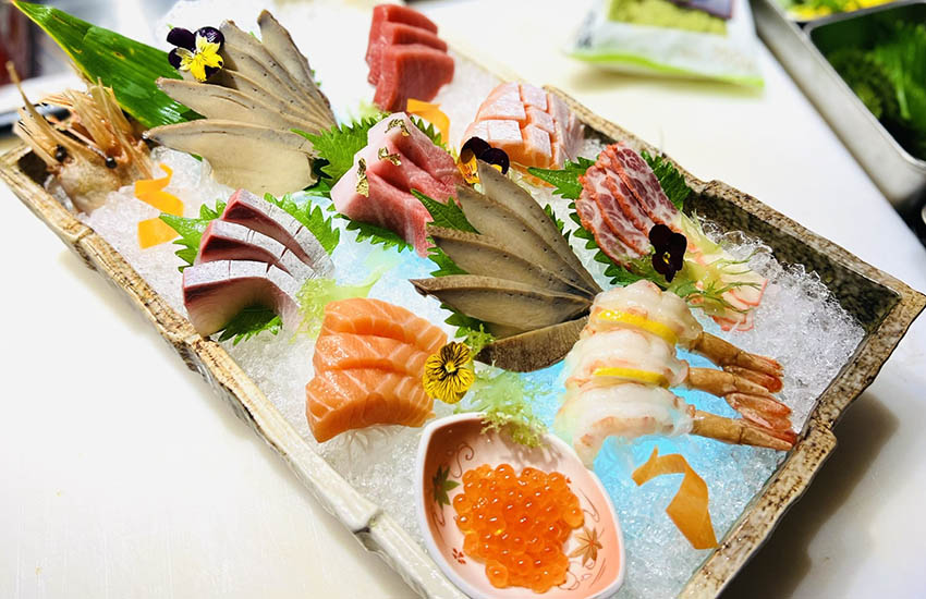 Kuroi Sushi phục vụ đa dạng các loại sushi, sashimi 